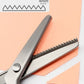 ✂️ מספריים רב‑תכליתיים עם שיניים משוננות – חותכות מספר שכבות בד, יוצרות תבנית זיגזג. פלדת אל‑חלד, אחיזה נוחה – מושלמים לקווילטינג ולתפירה! 🧵💪