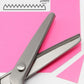 ✂️ מספריים רב‑תכליתיים עם שיניים משוננות – חותכות מספר שכבות בד, יוצרות תבנית זיגזג. פלדת אל‑חלד, אחיזה נוחה – מושלמים לקווילטינג ולתפירה! 🧵💪