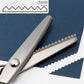✂️ מספריים רב‑תכליתיים עם שיניים משוננות – חותכות מספר שכבות בד, יוצרות תבנית זיגזג. פלדת אל‑חלד, אחיזה נוחה – מושלמים לקווילטינג ולתפירה! 🧵💪