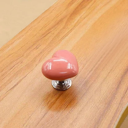 The heart-shaped ceramic toilet button can be pasted